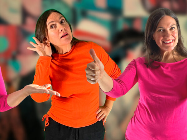 Eine Frau in vier verschiedenen Posen, die unterschiedliche Gesten macht: eine neutrale Pose, eine Pose mit einer Hand am Ohr, eine Pose mit einem Daumen hoch und eine Pose mit einem Finger auf den Lippen. Sie trägt ein pinkes und ein oranges Oberteil.