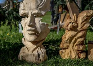 Eine Holzskulptur von Andreas Leitner