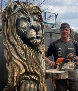 Sven Wastian mit einer seiner Holzskulpturen