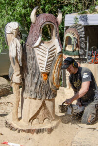Dennis Indra beim Schnitzen einer Holzskulptur mit der Motorsäge
