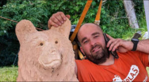 Holzskulptur mit Anže Kobola
