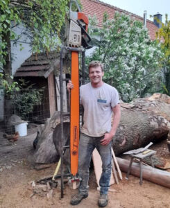 Holzskulptur von und mit Stefan Stadler