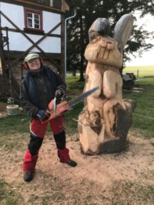 Holzskulptur von und mit Romana Krestýnová