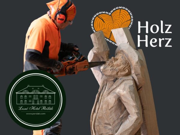 Der Künstler Ricardo Villacis schnitzt mit einer Motorsäge eine männliche Figur aus Holz, die aus einer Flasche trinkt. Der Kurs für Fortgeschrittene findet anlässlich des Holz & Herz Motorsägen-Kunstfests im Lesní Hotel Peršlák, Nová Bystřice statt.