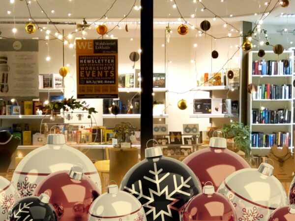 Eine festlich gestaltete Adventsauslage von Waldviertel Exklusiv, die mit Lichtern, Schmuck und saisonalen Accessoires die Vorfreude auf Weihnachten einfangen soll. Die Auslage strahlt Wärme und Kreativität aus.