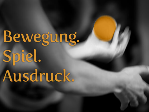 (Foto: Netty Kinsky) Schwarz-Weiß-Fotografie eines Jongleurs, der einen orangefarbenen Ball fängt. Im Vordergrund ist eine Hand zu sehen, die den Ball sicher hält, während eine weitere Hand im Hintergrund in Bewegung ist. Der Schriftzug „Bewegung. Spiel. Ausdruck.“ ist in Orange eingeblendet und betont die künstlerische und spielerische Natur der Jonglage. Das Bild symbolisiert die Verbindung von Konzentration, Rhythmus und körperlichem Ausdruck.