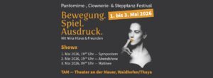 Schwarz-Weiß-Porträt der Künstlerin Nina Hlava, die nachdenklich den Zeigefinger an die Lippen legt. Der Hintergrund zeigt den orangefarbenen Schriftzug "Bewegung. Spiel. Ausdruck." sowie Informationen zum Pantomime-, Clownerie- & Stepptanz-Festival vom 1. bis 3. Mai 2026 im TAM – Theater an der Mauer, Waidhofen/Thaya.