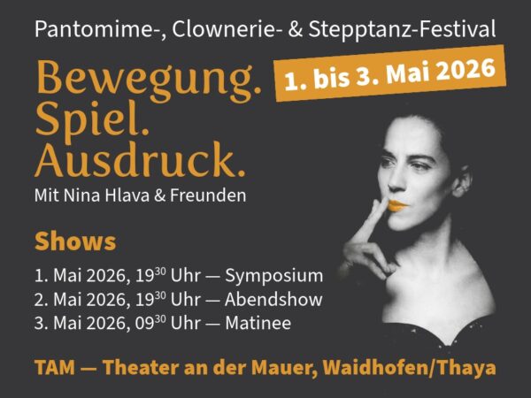 Schwarz-Weiß-Porträt der Künstlerin Nina Hlava, die nachdenklich den Zeigefinger an die Lippen legt. Der Hintergrund zeigt den orangefarbenen Schriftzug "Bewegung. Spiel. Ausdruck." sowie Informationen zum Pantomime-, Clownerie- & Stepptanz-Festival vom 1. bis 3. Mai 2026 im TAM – Theater an der Mauer, Waidhofen/Thaya.