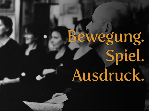 (Foto: Markus Mantsch) Titelbild für das Symposium „Die Macht des Humors und die Philosophie des Clown-Seins“: Eine Schwarz-Weiß-Aufnahme zeigt Teilnehmende eines Workshops in lebendiger Interaktion. Der orangefarbene Schriftzug „Bewegung. Spiel. Ausdruck.“ hebt sich deutlich ab und symbolisiert die Verbindung von körperlichem Ausdruck, spielerischer Leichtigkeit und tiefgründiger Reflexion – zentrale Themen des Symposiums. Das Bild lädt ein, die philosophischen und künstlerischen Dimensionen der Clownerie zu erkunden.