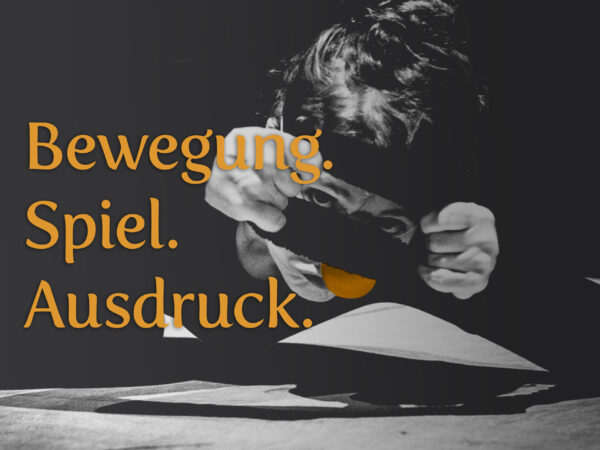 (Foto: Markus Mantsch) Schwarz-Weiß-Fotografie einer Person in einer ausdrucksstarken Pantomime-Pose, bei der die Hände nah am Gesicht einen imaginären Hut formen. Der orangefarbene Schriftzug „Bewegung. Spiel. Ausdruck.“ hebt sich deutlich vom dunklen Hintergrund ab und betont die zentralen Themen des Pantomime-, Clownerie- & Stepptanz-Festivals. Das Bild vermittelt die Dramatik und den künstlerischen Ausdruck der Bewegungskunst.