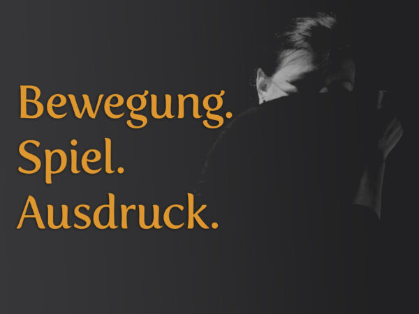 (Foto: Markus Mantsch) Silhouette einer Person in einer ausdrucksstarken Pose vor dunklem Hintergrund. Der orangefarbene Schriftzug "Bewegung. Spiel. Ausdruck." hebt sich deutlich ab und symbolisiert die künstlerischen Schwerpunkte des Pantomime-, Clownerie- & Stepptanz-Festivals. Das Bild vermittelt die Intensität und den emotionalen Ausdruck der darstellenden Kunst.