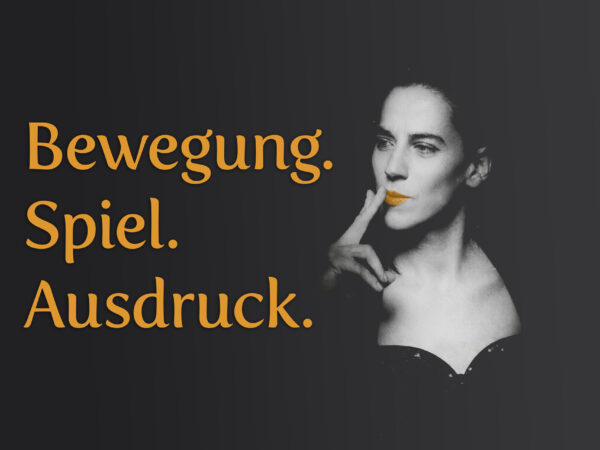 Schwarz-Weiß-Porträt einer Frau, deren Finger nachdenklich an den Lippen ruhen, während der orangefarbene Schriftzug "Bewegung. Spiel. Ausdruck." die künstlerische Philosophie des Pantomime-, Clownerie- & Stepptanz-Festivals unterstreicht. Das Bild vermittelt die Intensität und den persönlichen Ausdruck, der im Mittelpunkt der darstellenden Künste steht. (Foto: Markus Mantsch)