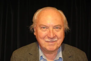 Ewald Polacek, Intendant des TAM – Theater an der Mauer in Waidhofen/Thaya, porträtiert in einer ausdrucksstarken Aufnahme. Sein Blick und seine Haltung spiegeln die tiefe Verbundenheit mit der darstellenden Kunst wider, die er als Gesprächspartner beim Symposium des Pantomime-, Clownerie- & Stepptanz-Festivals „Bewegung. Spiel. Ausdruck.“ einbrachte. (Foto: TAM/Archiv)